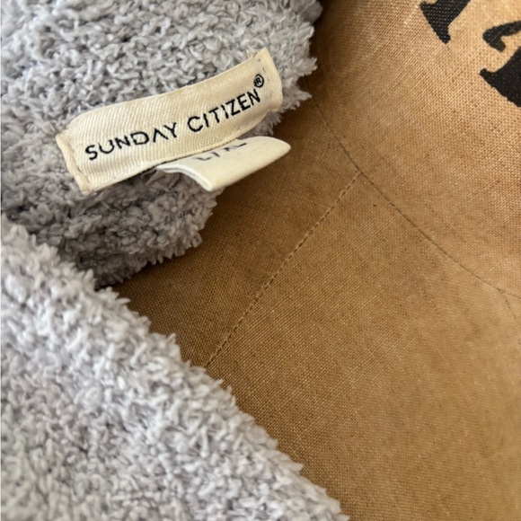 Sunday Citizen Robe - Picture 4 of 6